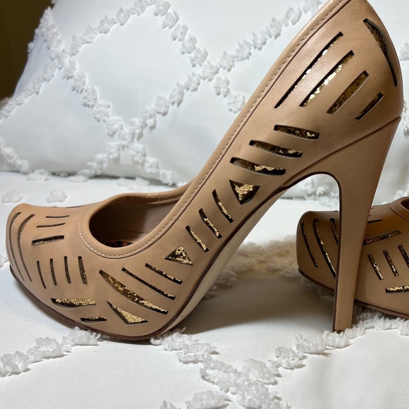 BCBGeneration Shoes - Y2K BCBGeneration Prague Nude Blush Laser Cut Cage Gold Stilettos SIZE 7.5